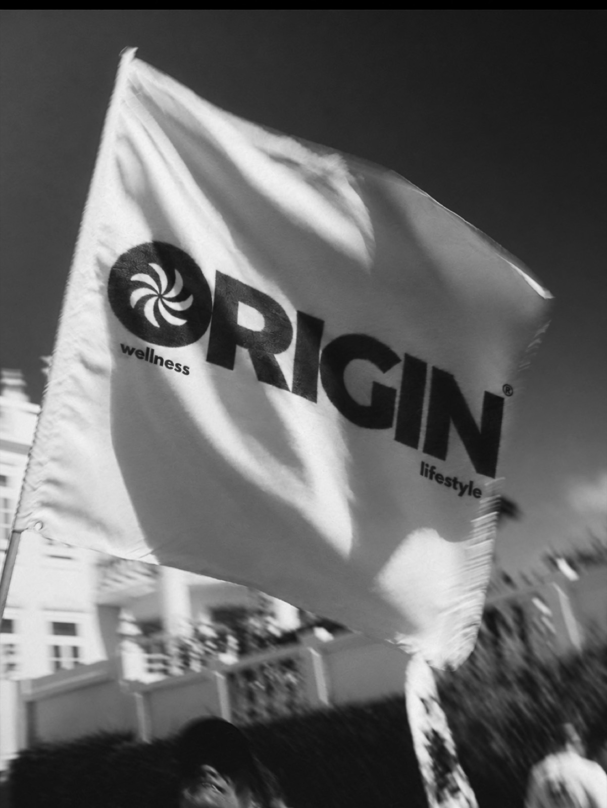 Bandera blanca de Origin ondeando al sol